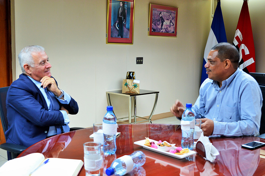 Ministro de Hacienda recibe visita de embajador de Italia 